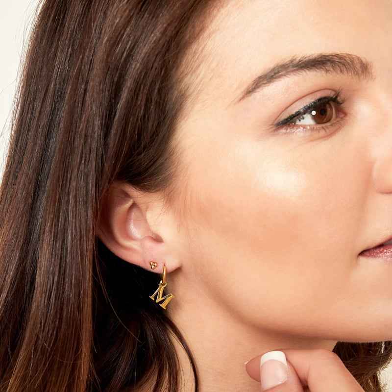 Alfabet oorbellen RVS met letter P bedeltje - Idhuna Jewels