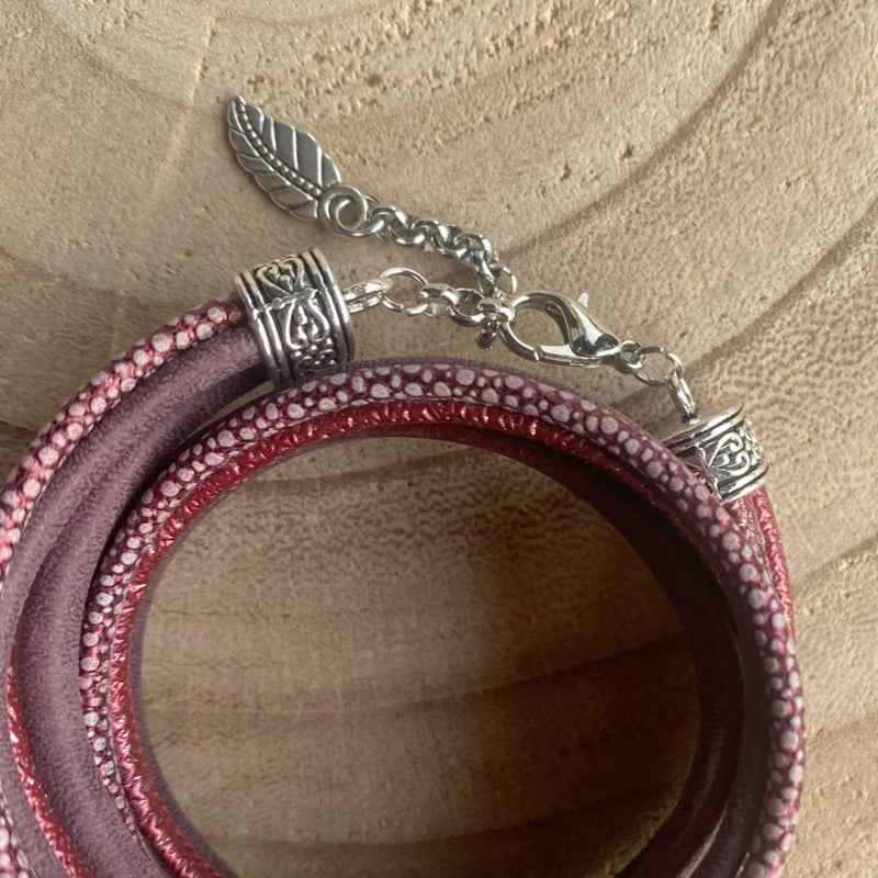 Bordeaux rode wikkelarmband dames met bedels - Idhuna Jewels