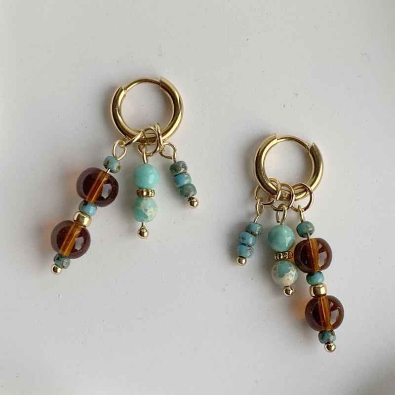 Idhuna Rvs Oorringen met Bedels Goud Kralen hangers Bruin en turquoise - Idhuna Jewels
