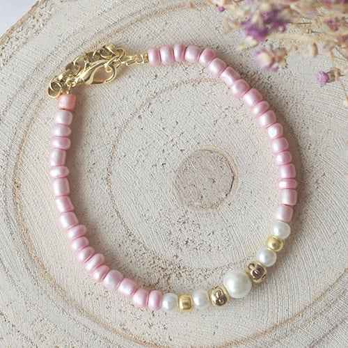 Lichtroze kralen armband goud parel looks - Idhuna Jewels