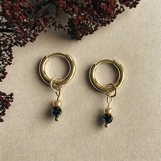 Oorringen met bedels zwarte facet kraal Lea