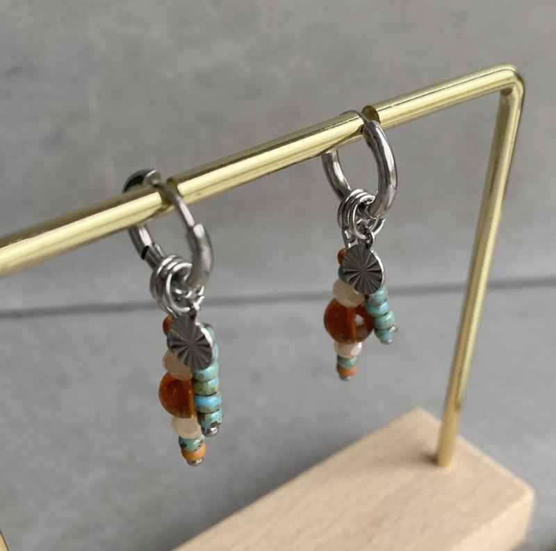 Oorringen Staal bedels Zilver bruine en turquoise kralen hangers - Idhuna Jewels