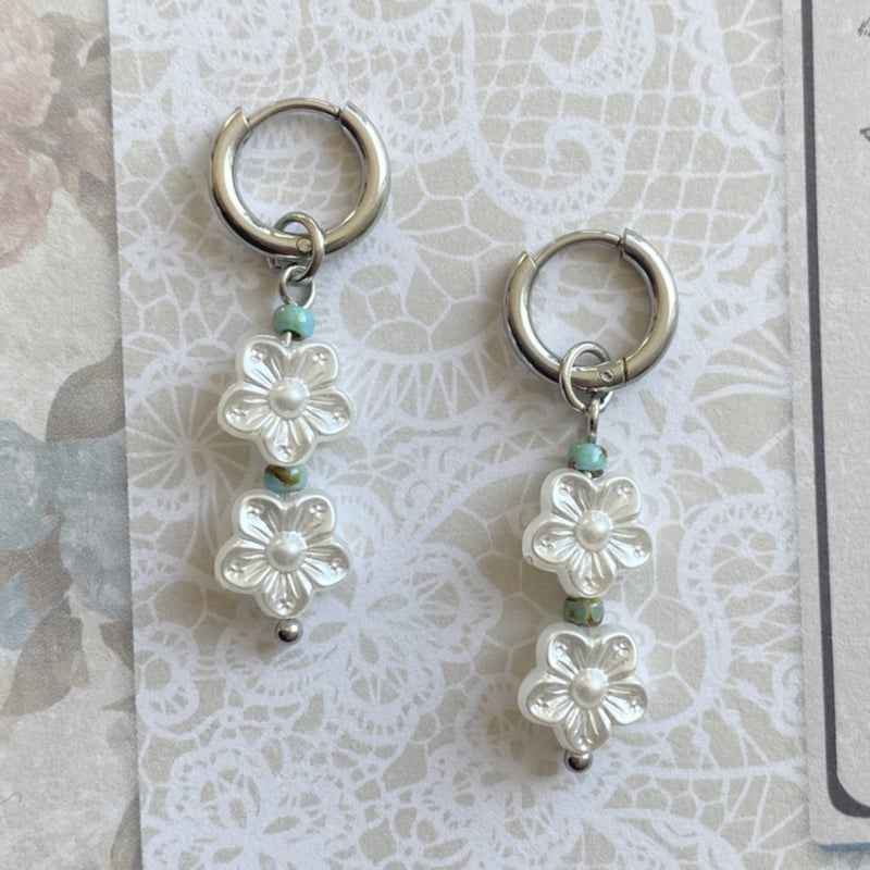 Oorringen Stainless Steel Zilver met Parelmoer bloemetjes - Idhuna Jewels