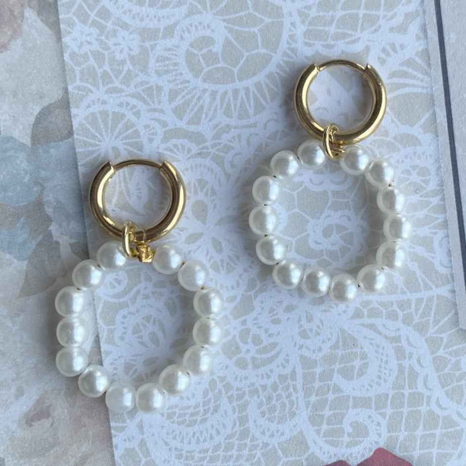 Oorringen met hangers Parel Look kralen - Idhuna Jewels