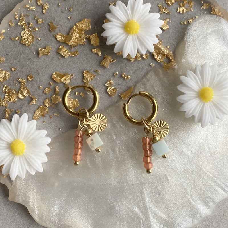 Oorringen staal goud terra kralen hanger en lichtblauw natuursteentje - Idhuna Jewels