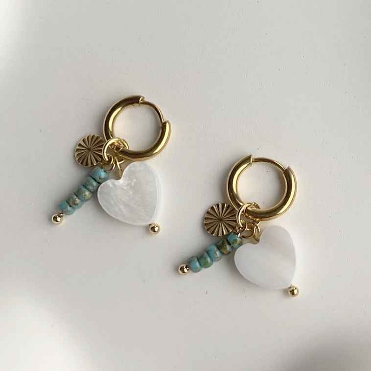 Rvs Oorringen goud parelmoer hartje met kralen hangertjes turquoise - Idhuna Jewels