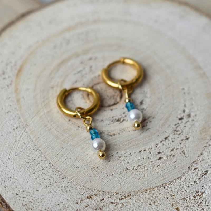 Stalen oorringen goudkleurig met turquoise kralen hanger en parel looks - Idhuna Jewels