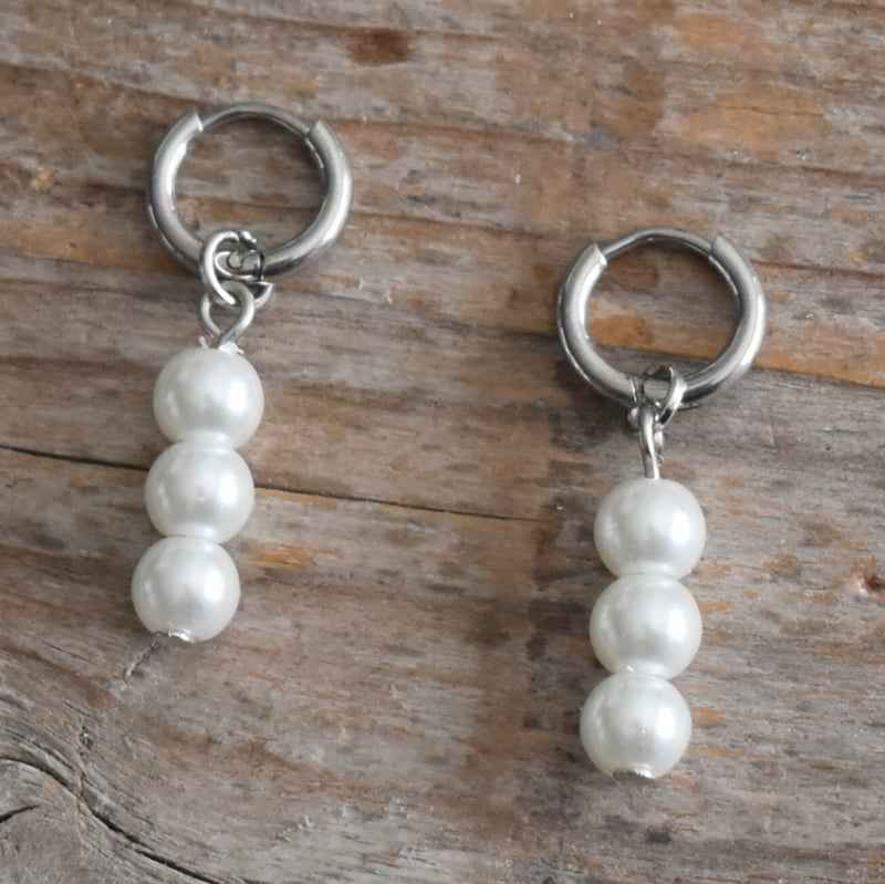 Stalen oorringen met glas parels zilver - Idhuna Jewels