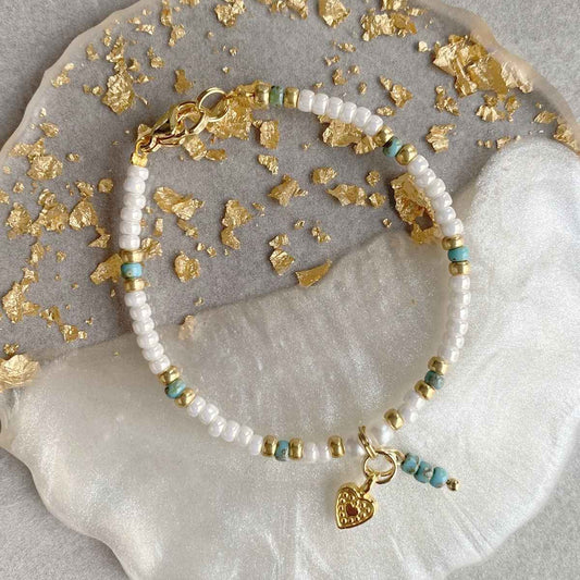 Witte Kralen Kinderarmband met hartjes bedeltje - Idhuna Jewels