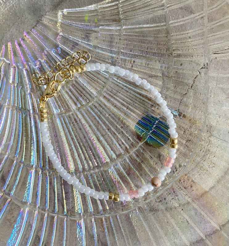 Witte kralen armband rocailles Rvs goud zalmroze natuursteen - Idhuna Jewels
