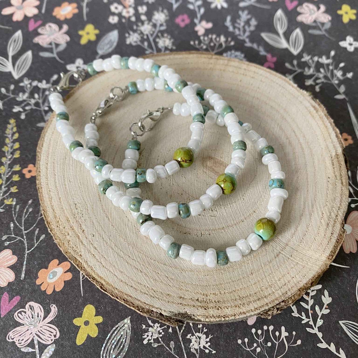 Witte kralen armband turquoise details - Idhuna Jewels