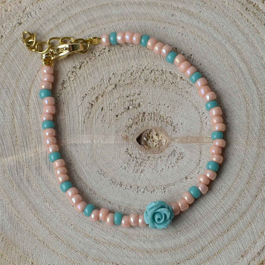 Zalmroze meisjes kralen armbandje met roosje - Idhuna Jewels