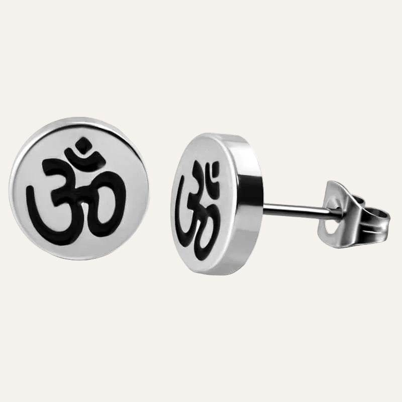 Zilverkleurige ronde Om (OHM) Oorbellen knopjes edelstaal - Idhuna Jewels