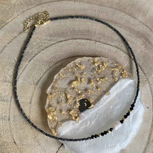 Zwarte korte dames kralen ketting staal goud met parel - Idhuna Jewels