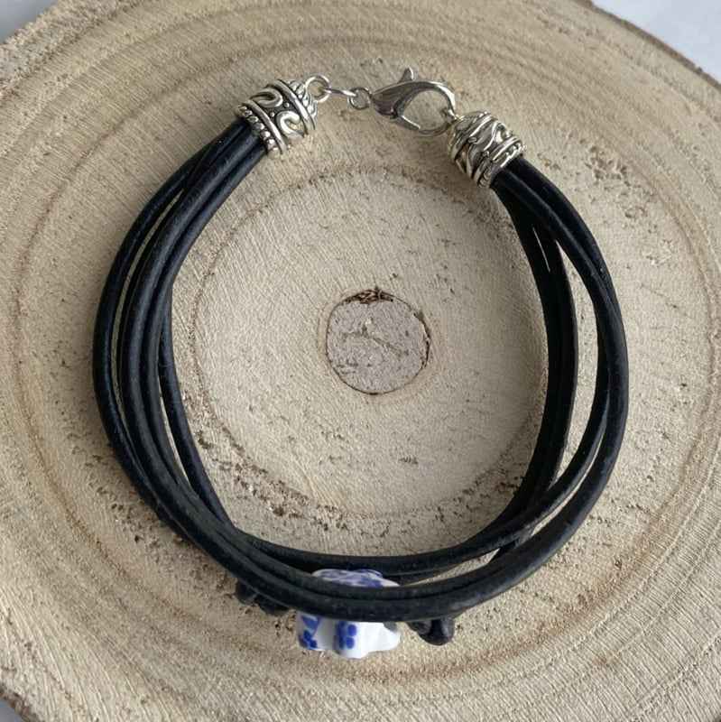 Zwarte Leren Dames armband Keramiek bloem wit blauw - Idhuna Jewels