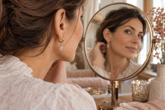 Waarom hangen mijn oorringen anders dan op de foto vrouw voor een spiegel kijkend naar haar oorbellen