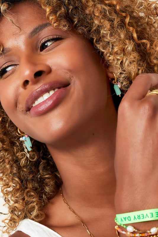 Oorringen staal goud Yehwang met kraaltjes natuursteen - Idhuna Jewels