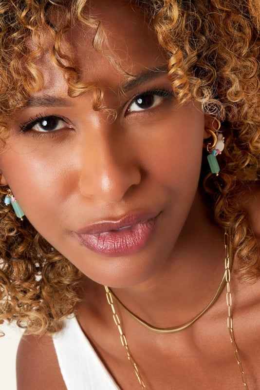 Oorringen staal goud Yehwang met kraaltjes natuursteen - Idhuna Jewels