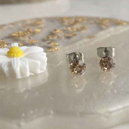 Zilverkleurige Stalen Oorknopjes met kristallen zalmroze - Idhuna Jewels