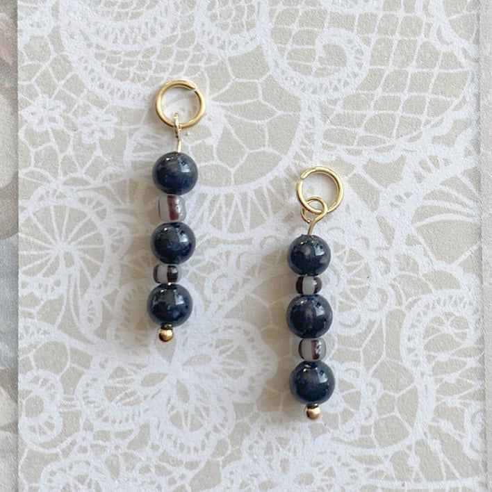 Bedels voor Oorringen Rvs Goud zwarte en gestreepte glaskralen - Idhuna Jewels