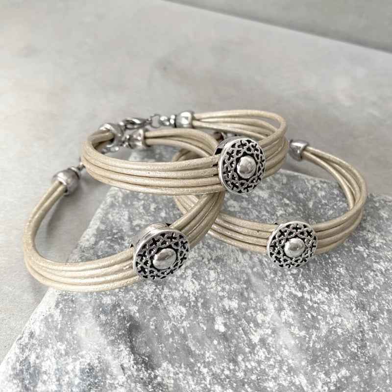 Beige leren armband dames met Bali look schuiver oud zilver kleur - Idhuna Jewels