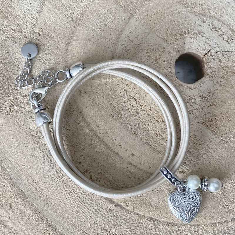 Beige leren wikkelarmband dames met bedels - Idhuna Jewels