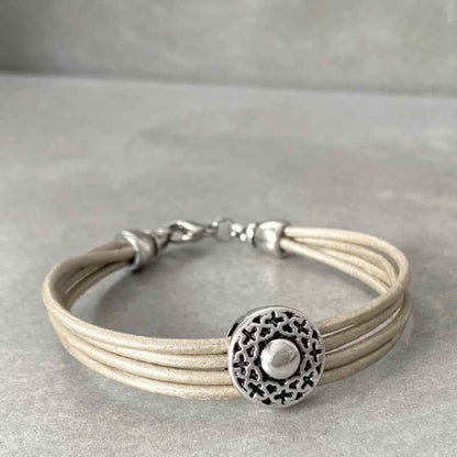 Beige leren armband dames met Bali look schuiver oud zilver kleur - Idhuna Jewels
