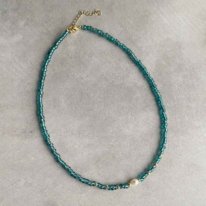 Blauwe turquoise rocailles stalen choker ketting met pareltje - Idhuna Jewels