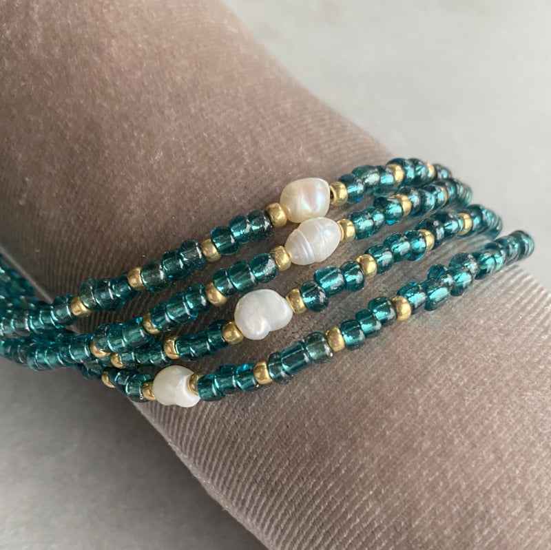 Blauwe turquoise rocailles stalen choker ketting met pareltje - Idhuna Jewels