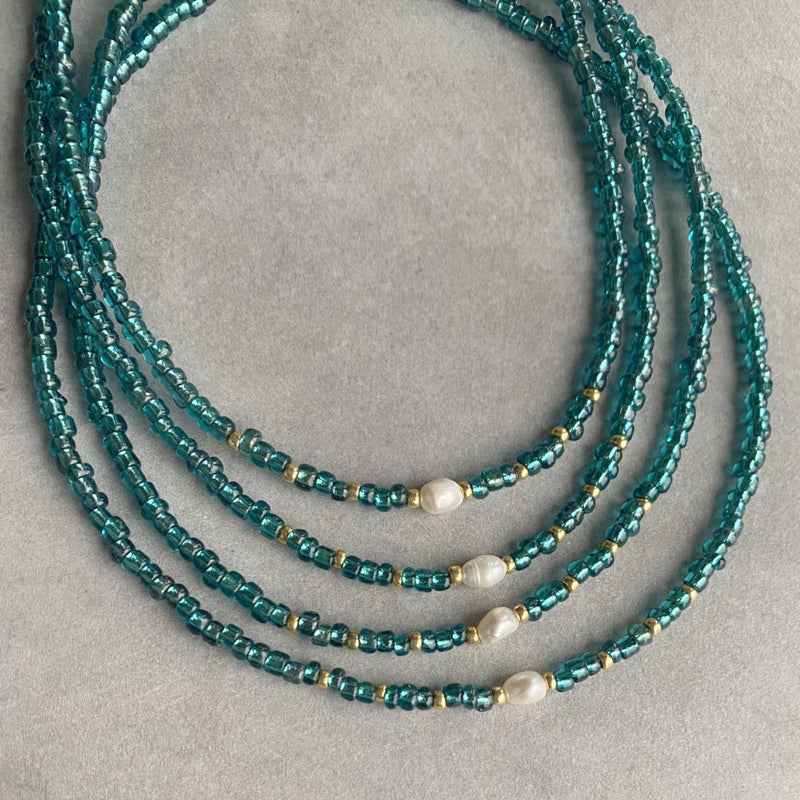 Blauwe turquoise rocailles stalen choker ketting met pareltje - Idhuna Jewels