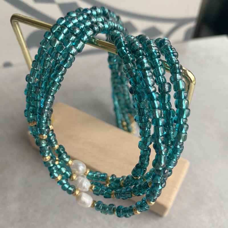 Blauwe turquoise rocailles stalen choker ketting met pareltje - Idhuna Jewels