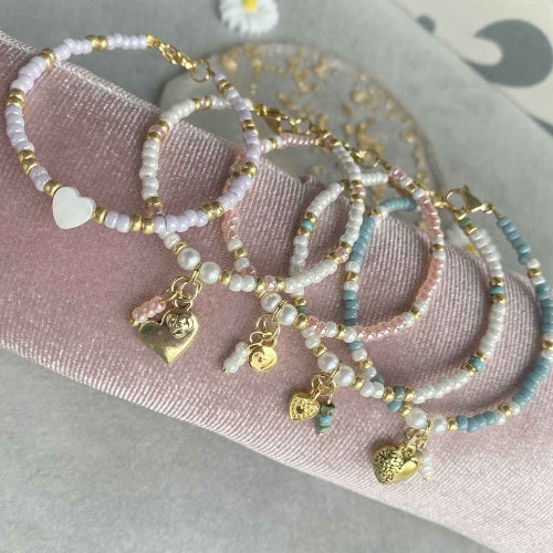 Blauwe kinderarmband kralen met hartjes bedeltje - Idhuna Jewels