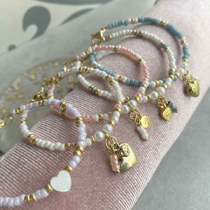 Blauwe kinderarmband kralen met hartjes bedeltje - Idhuna Jewels