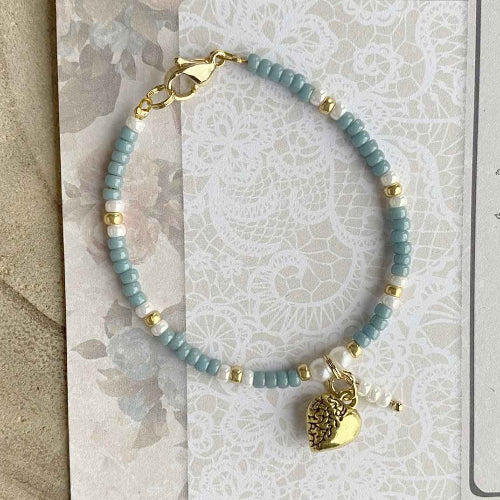 Blauwe kinderarmband kralen met hartjes bedeltje - Idhuna Jewels