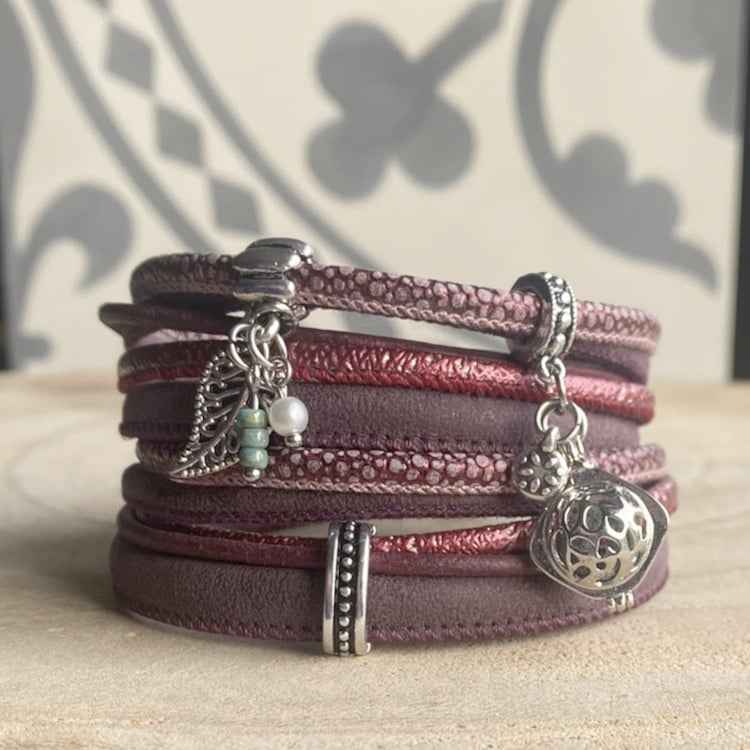 Bordeaux rode wikkelarmband dames met bedels - Idhuna Jewels