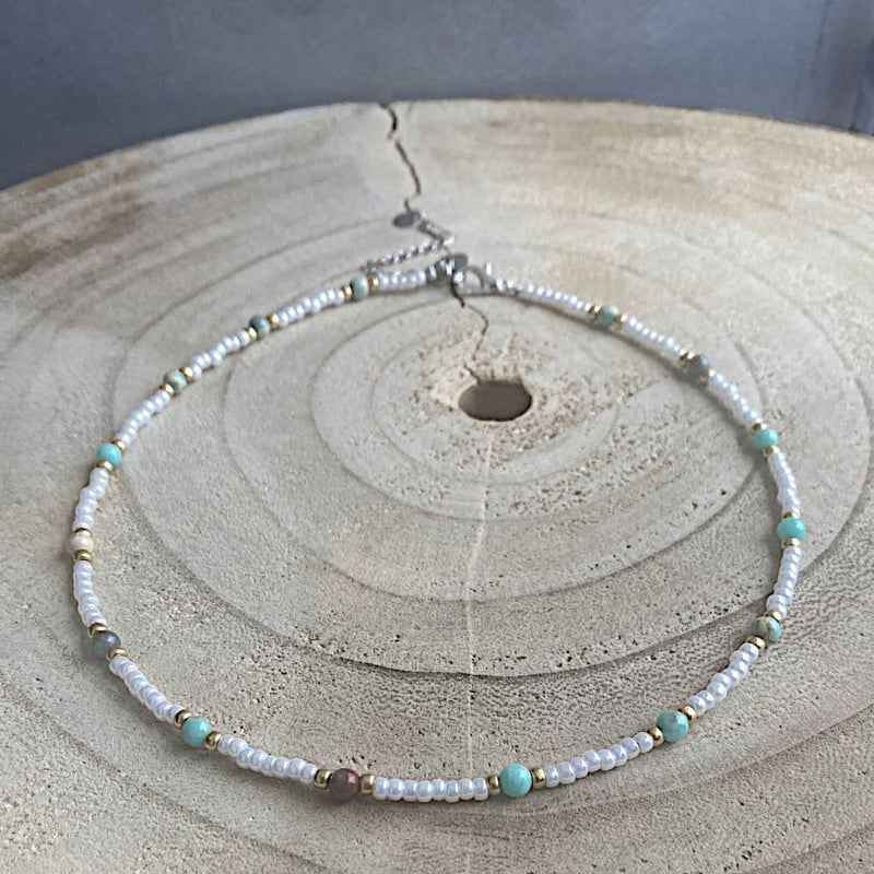 Dames witte kralen ketting rocailles met goud en turquoise - Idhuna Jewels