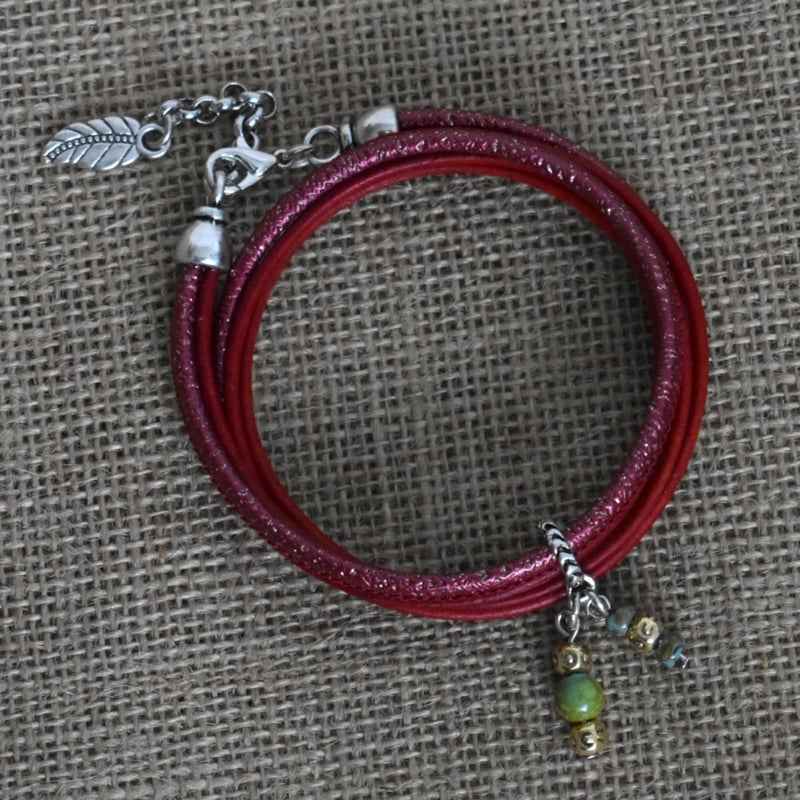 Donkerrode wikkelarmband dames met bedels - Idhuna Jewels