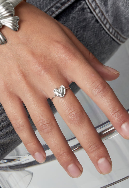 Goudkleurige stainless steel ring met sierlijk hart – Amora