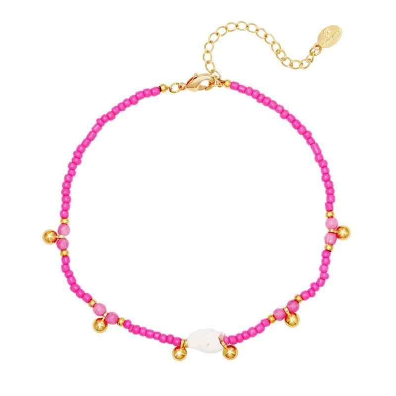 Fuchsia roze enkelbandje met schelpje en bedeltjes goud - Idhuna Jewels