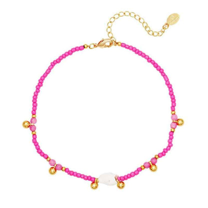 Fuchsia roze enkelbandje met schelpje en bedeltjes goud - Idhuna Jewels