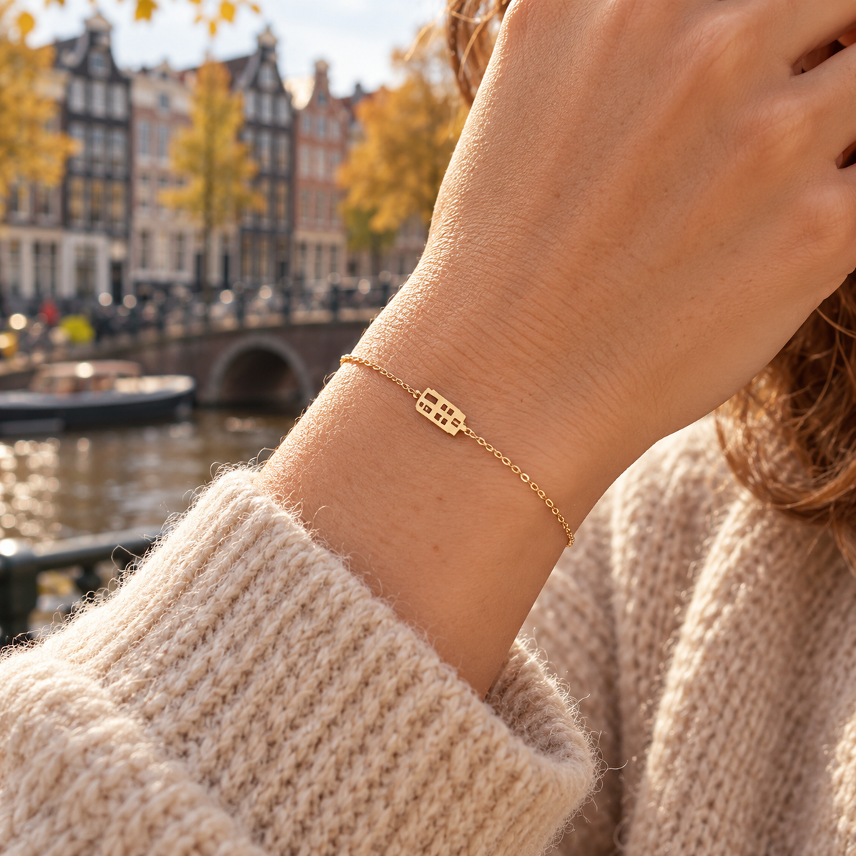 Goudkleurige armband met Amsterdams huisje – Mokum