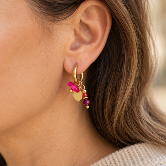 Goudkleurige oorringen met rood-roze kralen en hart – Berry Heart