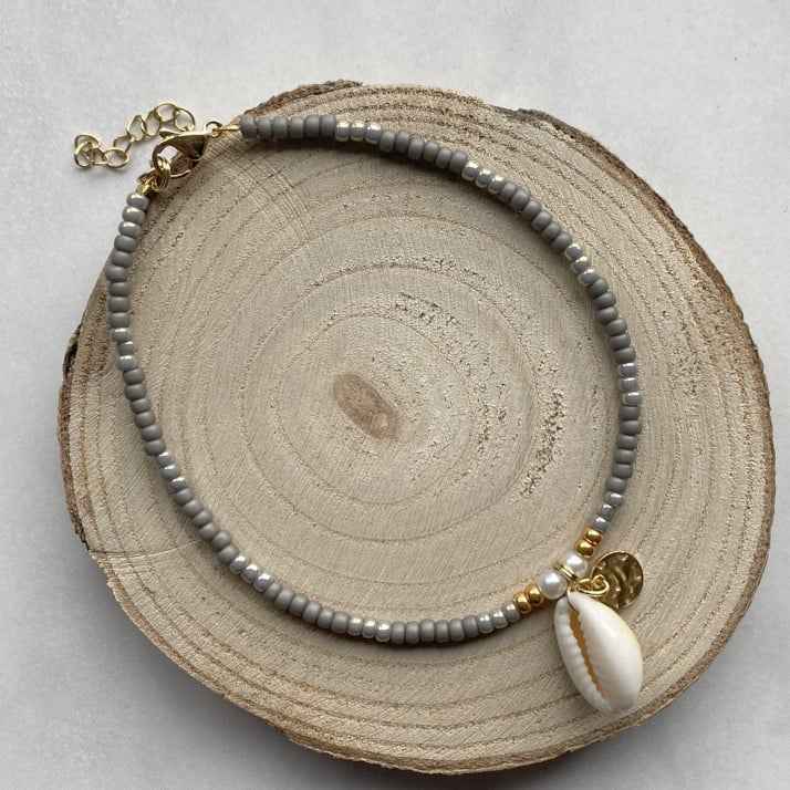 Grijs kralen enkelbandje Rvs Goud met schelpje - Idhuna Jewels