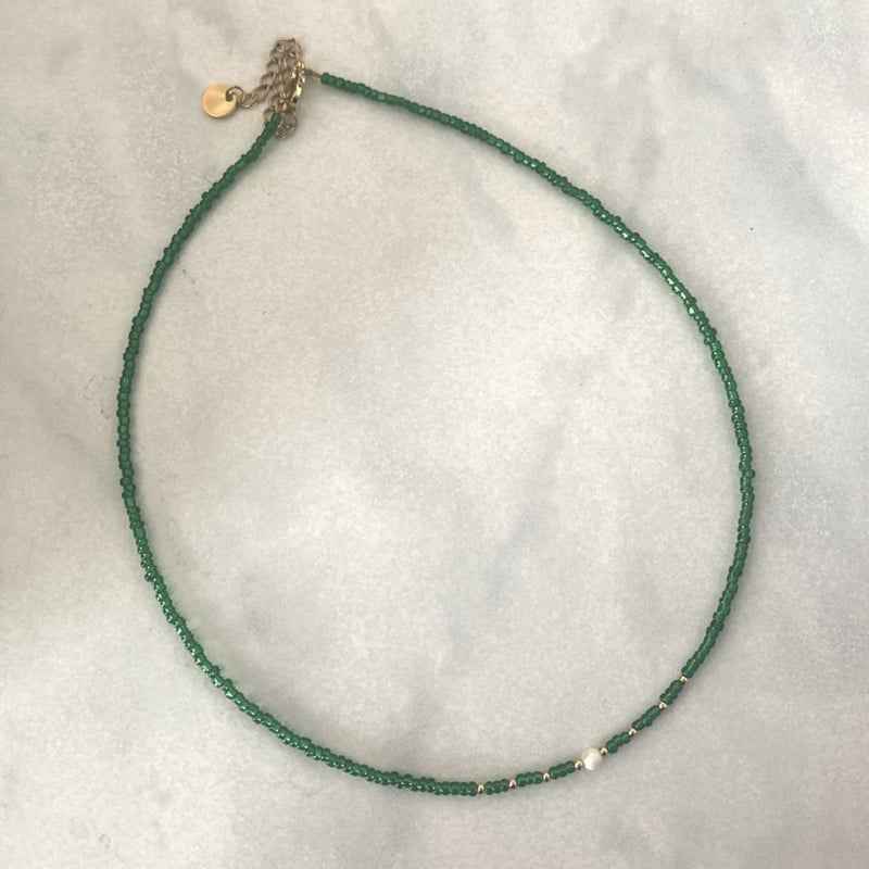 Groen fijne korte stalen kralen ketting rocailles dames met pareltje - Idhuna Jewels