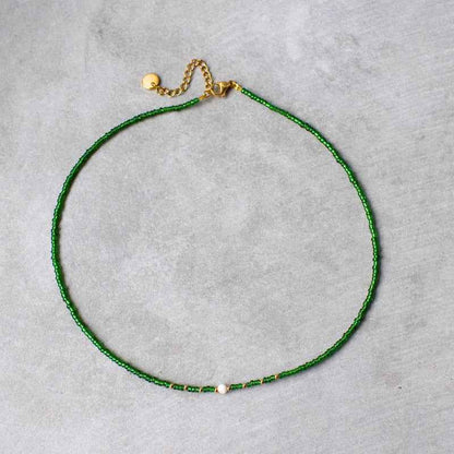 Groen fijne korte stalen kralen ketting rocailles dames met pareltje - Idhuna Jewels