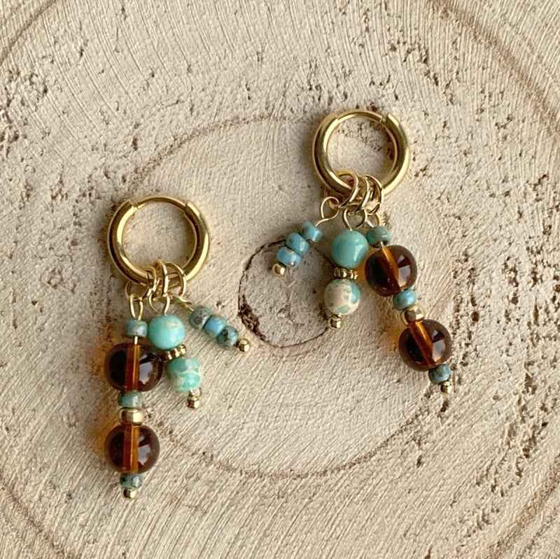 Idhuna Rvs Oorringen met Bedels Goud Kralen hangers Bruin en turquoise - Idhuna Jewels
