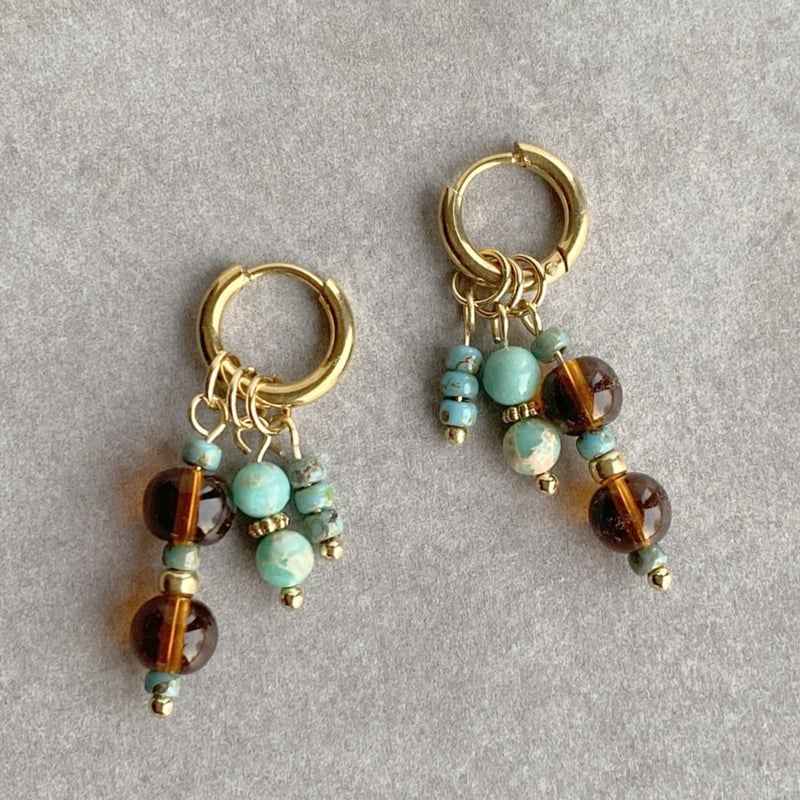 Idhuna Rvs Oorringen met Bedels Goud Kralen hangers Bruin en turquoise - Idhuna Jewels
