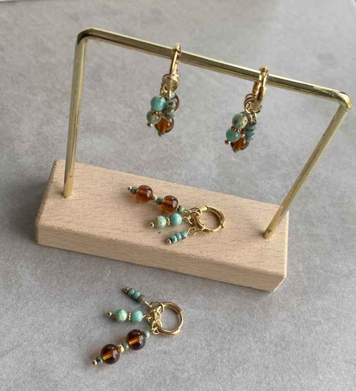 Idhuna Rvs Oorringen met Bedels Goud Kralen hangers Bruin en turquoise - Idhuna Jewels