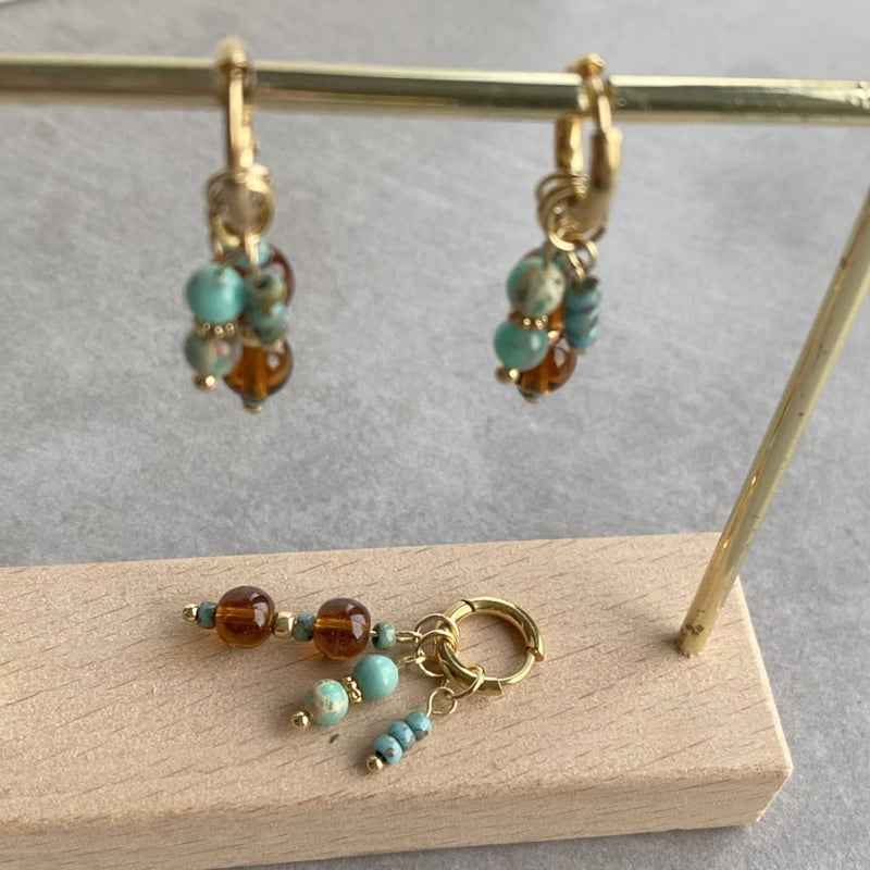 Idhuna Rvs Oorringen met Bedels Goud Kralen hangers Bruin en turquoise - Idhuna Jewels