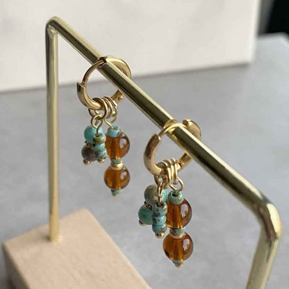 Idhuna Rvs Oorringen met Bedels Goud Kralen hangers Bruin en turquoise - Idhuna Jewels